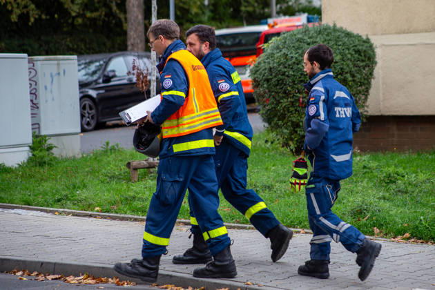 Schul Hilfe in Flammen: Nachts brennt in Frankfurt-Dornbusch das Lager der Initiative Frankfurt for Ukraine – über 100 Einsatzkräfte kämpfen gegen das Feuer - Kriminalpolizei Ermittelt 7aIMG: 0576529 Schul Hilfe in Flammen: Nachts brennt in Frankfurt-Dornbusch das Lager der Initiative Frankfurt for Ukraine – über 100 Einsatzkräfte kämpfen gegen das Feuer - Kriminalpolizei ErmitteltHessen, Frankfurt am Main, Deutschland