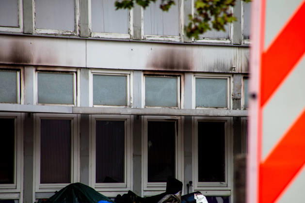Schul Hilfe in Flammen: Nachts brennt in Frankfurt-Dornbusch das Lager der Initiative Frankfurt for Ukraine – über 100 Einsatzkräfte kämpfen gegen das Feuer - Kriminalpolizei Ermittelt 7aIMG: 0576531 Schul Hilfe in Flammen: Nachts brennt in Frankfurt-Dornbusch das Lager der Initiative Frankfurt for Ukraine – über 100 Einsatzkräfte kämpfen gegen das Feuer - Kriminalpolizei ErmitteltHessen, Frankfurt am Main, Deutschland