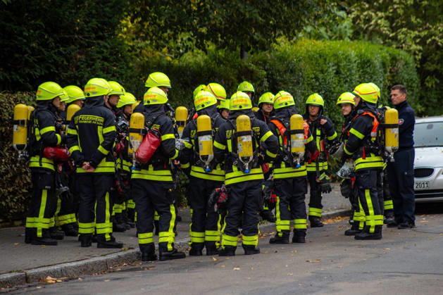 Schul Hilfe in Flammen: Nachts brennt in Frankfurt-Dornbusch das Lager der Initiative Frankfurt for Ukraine – über 100 Einsatzkräfte kämpfen gegen das Feuer - Kriminalpolizei Ermittelt 7aIMG: 0576533 Schul Hilfe in Flammen: Nachts brennt in Frankfurt-Dornbusch das Lager der Initiative Frankfurt for Ukraine – über 100 Einsatzkräfte kämpfen gegen das Feuer - Kriminalpolizei ErmitteltHessen, Frankfurt am Main, Deutschland