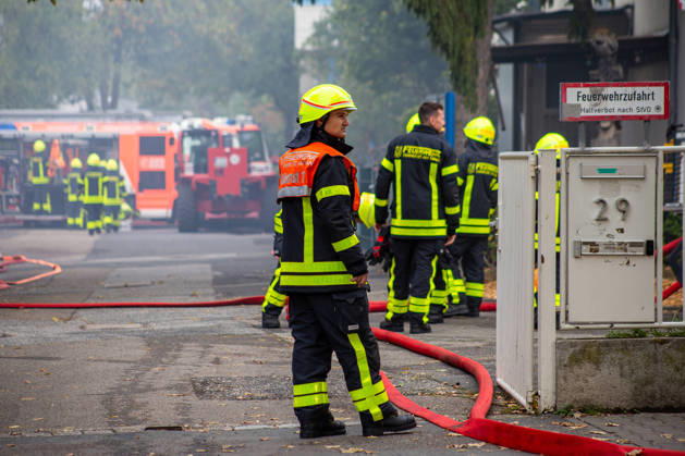 Schul Hilfe in Flammen: Nachts brennt in Frankfurt-Dornbusch das Lager der Initiative Frankfurt for Ukraine – über 100 Einsatzkräfte kämpfen gegen das Feuer - Kriminalpolizei Ermittelt 7aIMG: 0576534 Schul Hilfe in Flammen: Nachts brennt in Frankfurt-Dornbusch das Lager der Initiative Frankfurt for Ukraine – über 100 Einsatzkräfte kämpfen gegen das Feuer - Kriminalpolizei ErmitteltHessen, Frankfurt am Main, Deutschland