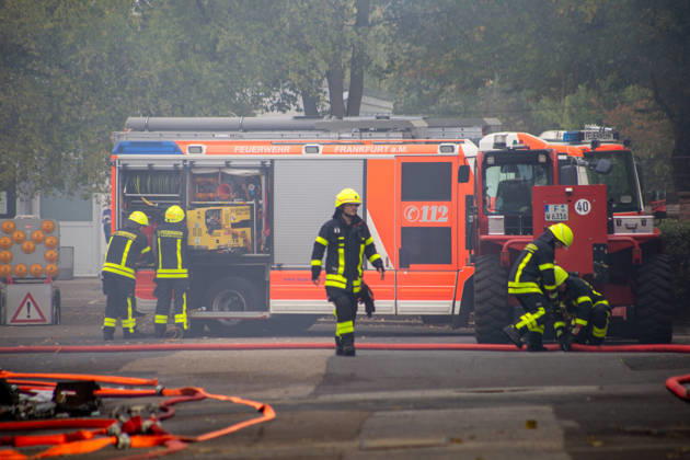 Schul Hilfe in Flammen: Nachts brennt in Frankfurt-Dornbusch das Lager der Initiative Frankfurt for Ukraine – über 100 Einsatzkräfte kämpfen gegen das Feuer - Kriminalpolizei Ermittelt 7aIMG: 0576535 Schul Hilfe in Flammen: Nachts brennt in Frankfurt-Dornbusch das Lager der Initiative Frankfurt for Ukraine – über 100 Einsatzkräfte kämpfen gegen das Feuer - Kriminalpolizei ErmitteltHessen, Frankfurt am Main, Deutschland