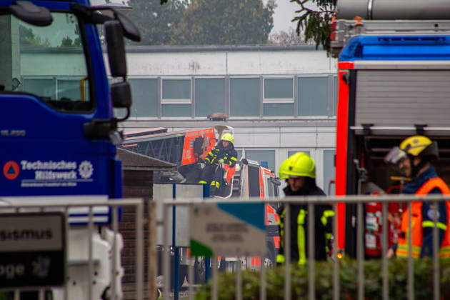 Schul Hilfe in Flammen: Nachts brennt in Frankfurt-Dornbusch das Lager der Initiative Frankfurt for Ukraine – über 100 Einsatzkräfte kämpfen gegen das Feuer - Kriminalpolizei Ermittelt 7aIMG: 0576537 Schul Hilfe in Flammen: Nachts brennt in Frankfurt-Dornbusch das Lager der Initiative Frankfurt for Ukraine – über 100 Einsatzkräfte kämpfen gegen das Feuer - Kriminalpolizei ErmitteltHessen, Frankfurt am Main, Deutschland