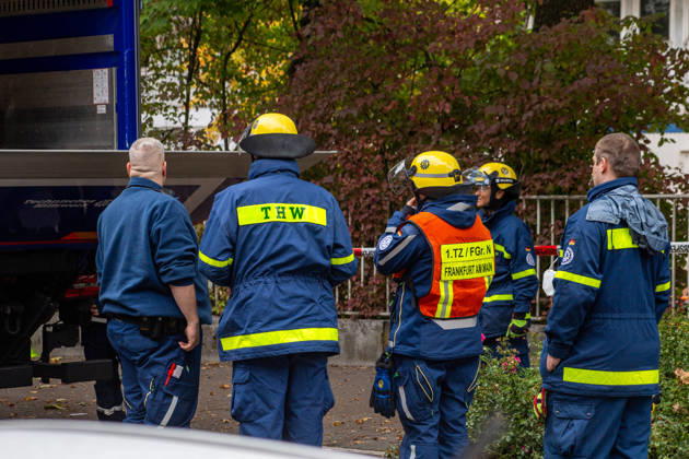 Schul Hilfe in Flammen: Nachts brennt in Frankfurt-Dornbusch das Lager der Initiative Frankfurt for Ukraine – über 100 Einsatzkräfte kämpfen gegen das Feuer - Kriminalpolizei Ermittelt 7aIMG: 0576538 Schul Hilfe in Flammen: Nachts brennt in Frankfurt-Dornbusch das Lager der Initiative Frankfurt for Ukraine – über 100 Einsatzkräfte kämpfen gegen das Feuer - Kriminalpolizei ErmitteltHessen, Frankfurt am Main, Deutschland