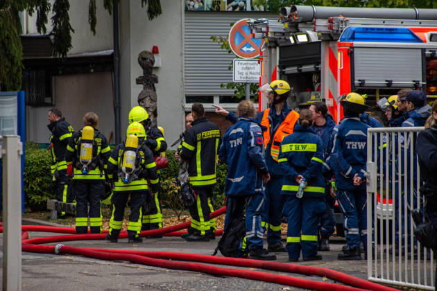 Schul Hilfe in Flammen: Nachts brennt in Frankfurt-Dornbusch das Lager der Initiative Frankfurt for Ukraine – über 100 Einsatzkräfte kämpfen gegen das Feuer - Kriminalpolizei Ermittelt 7aIMG: 0576539 Schul Hilfe in Flammen: Nachts brennt in Frankfurt-Dornbusch das Lager der Initiative Frankfurt for Ukraine – über 100 Einsatzkräfte kämpfen gegen das Feuer - Kriminalpolizei ErmitteltHessen, Frankfurt am Main, Deutschland