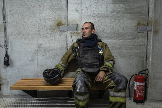 Aftermath of Russian drone strike in Ukraine KRAMATORSK, UKRAINE - OCTOBER 9: Ukrainian firefighters take shelter in a refuge whilst fighting a fire in a residential area after hearing Russian drones, in Kramatorsk, Ukraine, 9 October 2026 Diego Herrera Carcedo Anadolu Kramatorsk Ukraine. Editorial use only. Please get in touch for any other usage.  Copyright: x2026xAnadoluxDiegoxHerreraxCarcedox