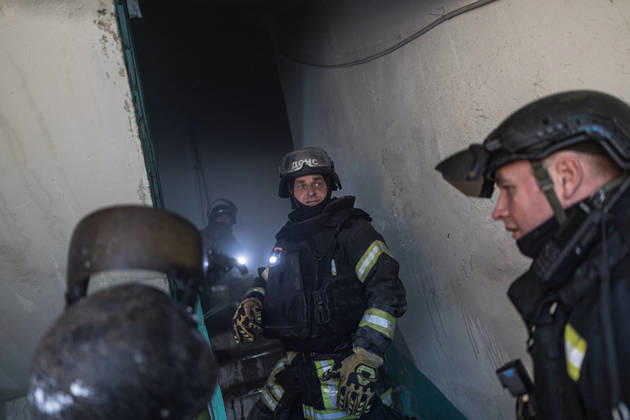 Aftermath of Russian drone strike in Ukraine KRAMATORSK, UKRAINE - OCTOBER 9: Ukrainian firefighters put out a fire after a Russian FPV drone struck a residential building in Kramatorsk, Ukraine, on 9 October 2026 Diego Herrera Carcedo Anadolu Kramatorsk Ukraine. Editorial use only. Please get in touch for any other usage.  Copyright: x2026xAnadoluxDiegoxHerreraxCarcedox