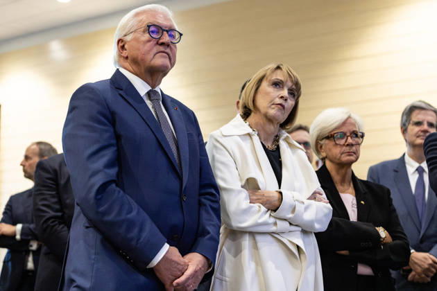 Emmanuel Macron And Frank-Walter Steinmeier Visit Laser Megajoule at CEA - Le Barp French President Emmanuel Macron and German President Frank-Walter Steinmeier visit the Laser Megajoule research facility operated by the French Alternative Energies and Atomic Energy Commission (CEA). The facility is part of France s nuclear deterrence simulation programme, in Le Barp, France, on October 9, 2026. Photo by Margot Le Gonidec ABACAPRESS.COM Le Barp France  Copyright: xLexGonidecxMargot ABACAx