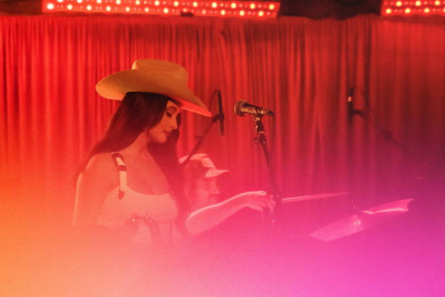 October 9, 2026: Austin, Texas. Kacey Musgraves performed a surprise show at the White Horse after her concert.  - ZUMAda1_ 20261009_zap_da1_069 Copyright: xSandraxDahdahx