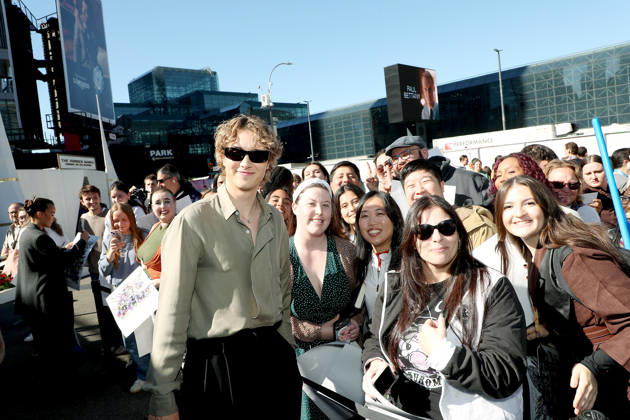 Cast and Fan at signing event at NYCC for The Hunger Games: Sunrise on the Reaping New York Comic Con Activation Featuring: Joseph Zada with Fans Where: New York, New York, United States When: 09 Oct 2026 Credit: Marion Curtis StarPix for Lionsgate INSTARimages EDITORIAL USE ONLY. NOT FOR USE BY NEWSPAPERS BASED IN THE UK. Copyright: xx instar56081780