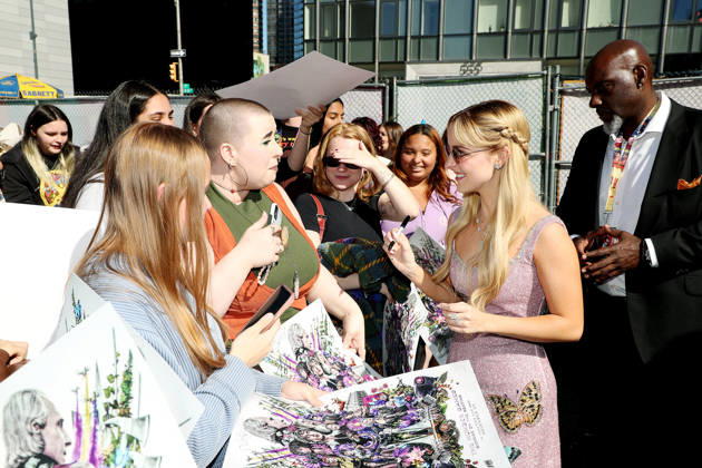 Cast and Fan at signing event at NYCC for The Hunger Games: Sunrise on the Reaping New York Comic Con Activation Featuring: Mckenna Grace with Fans Where: New York, New York, United States When: 09 Oct 2026 Credit: Marion Curtis StarPix for Lionsgate INSTARimages EDITORIAL USE ONLY. NOT FOR USE BY NEWSPAPERS BASED IN THE UK. Copyright: xx instar56081787