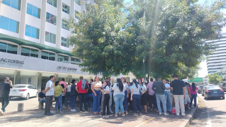 (261009) -- PANAMA CITY, Oct. 9, 2026 -- People gather outside following a major earthquake in Panama City, Panama, Oct. 9, 2026. A major earthquake struck Panama on Friday. (Photo by Xinhua) PANAMA-PANAMA CITY-EARTHQUAKE MariaxCarrasquilla 