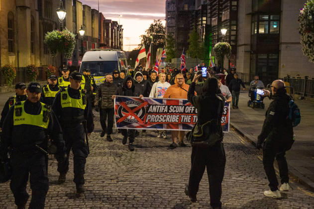 News Bilder des Tages October 9, 2026, Bristol, Bristol, UK: Bristol, UK. Bristol Rises far-right demo (pictured) and counter-protest in city centre. Bristol Rises have called their protest after some of their members were at the centre of a disturbance outside the main Bristol University building on Monday. A counter-protest has been called by a coalition of anti-racism groups. Police have a dispersal order in the centre and said anyone in either protest wearing a face covering may be arrested or prosecuted under recent new legal powers. Bristol UK  - ZUMAl94_ 20261009_zaf_l94_012 Copyright: xSimonxChapmanx