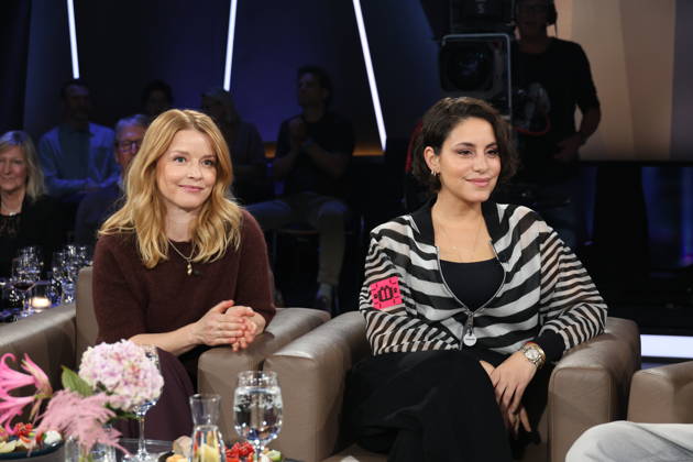 Karoline Schuch und Almila Bagriacik, Schauspielerinnen, zu Gast in der NDR Talk Show am 9.10.2026 im 3. Programm des NDR Fernsehen, Fototermin vor der Aufzeichnung am 2.10.2026 im Fernsehstudio Hamburg Lokstedt