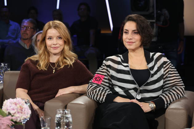 Karoline Schuch und Almila Bagriacik, Schauspielerinnen, zu Gast in der NDR Talk Show am 9.10.2026 im 3. Programm des NDR Fernsehen, Fototermin vor der Aufzeichnung am 2.10.2026 im Fernsehstudio Hamburg Lokstedt