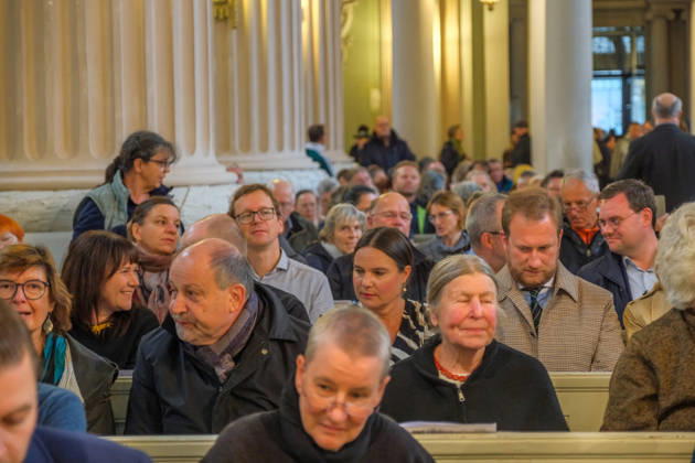 Seit 2009 findet in Leipzig zur Erinnerung an die Montagsdemonstrationen im Jahr 1989 am 9. Oktober das Lichtfest statt. Hier das Friedensgebet in der Nikolakirche mit Rede zur Demokratie. Lichtfest 2026
