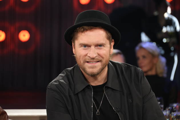 Johannes Oerding, Musiker, zu Gast in der NDR Talk Show am 9.10.2026 im 3. Programm des NDR Fernsehen, Fototermin vor der Aufzeichnung am 2.10.2026 im Fernsehstudio Hamburg Lokstedt