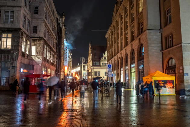 Seit 2009 findet in Leipzig zur Erinnerung an die Montagsdemonstrationen im Jahr 1989 am 9. Oktober das Lichtfest statt. Licht und Kunstinstallationen illuminieren die Stadt, menschen laufen mit Kerzen durch die Stadt. Lichtfest 2026