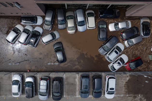 Cleanup operations begin after a mudslide in Santiago SANTIAGO, CHILE - OCTOBER 9: Mud-covered cars outside a university following a mudslide that struck the affluent district of Las Condes in Santiago, Chile, on October 9, 2026. The mudslides, which occurred on Thursday, October 8, swept cars through the streets, flooded homes, and forced residents to evacuate. Authorities reported that at least six people were injured, while President Jose Antonio Kast declared a state of catastrophe in Las Condes. Lucas Aguayo Araos Anadolu Santiago Chile. Editorial use only. Please get in touch for any other usage. Copyright: x2026xAnadoluxLucasxAguayoxAraosx
