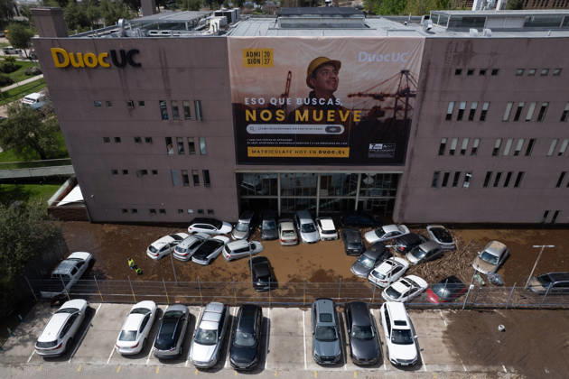 Cleanup operations begin after a mudslide in Santiago SANTIAGO, CHILE - OCTOBER 9: Mud-covered cars outside a university following a mudslide that struck the affluent district of Las Condes in Santiago, Chile, on October 9, 2026. The mudslides, which occurred on Thursday, October 8, swept cars through the streets, flooded homes, and forced residents to evacuate. Authorities reported that at least six people were injured, while President Jose Antonio Kast declared a state of catastrophe in Las Condes. Lucas Aguayo Araos Anadolu Santiago Chile. Editorial use only. Please get in touch for any other usage. Copyright: x2026xAnadoluxLucasxAguayoxAraosx