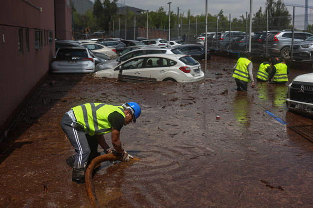 Cleanup operations begin after a mudslide in Santiago SANTIAGO, CHILE - OCTOBER 9: People work to clear mud following a mudslide that affected the affluent district of Las Condes in Santiago, Chile, on October 9, 2026. The mudslides, which occurred on Thursday, October 8, swept cars through the streets, flooded homes, and forced residents to evacuate. Authorities reported that at least six people were injured, while President Jose Antonio Kast declared a state of catastrophe in Las Condes. Lucas Aguayo Araos Anadolu Santiago Chile. Editorial use only. Please get in touch for any other usage. Copyright: x2026xAnadoluxLucasxAguayoxAraosx