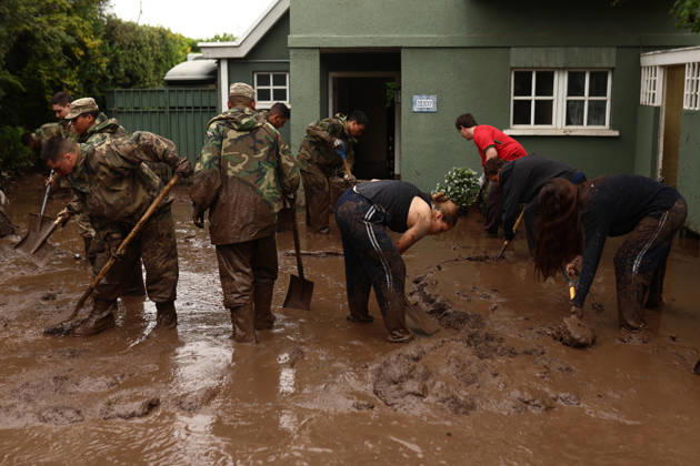 Cleanup operations begin after a mudslide in Santiago SANTIAGO, CHILE - OCTOBER 9: People work to clear mud following a mudslide that affected the affluent district of Las Condes in Santiago, Chile, on October 9, 2026. The mudslides, which occurred on Thursday, October 8, swept cars through the streets, flooded homes, and forced residents to evacuate. Authorities reported that at least six people were injured, while President Jose Antonio Kast declared a state of catastrophe in Las Condes. Lucas Aguayo Araos Anadolu Santiago Chile. Editorial use only. Please get in touch for any other usage. Copyright: x2026xAnadoluxLucasxAguayoxAraosx