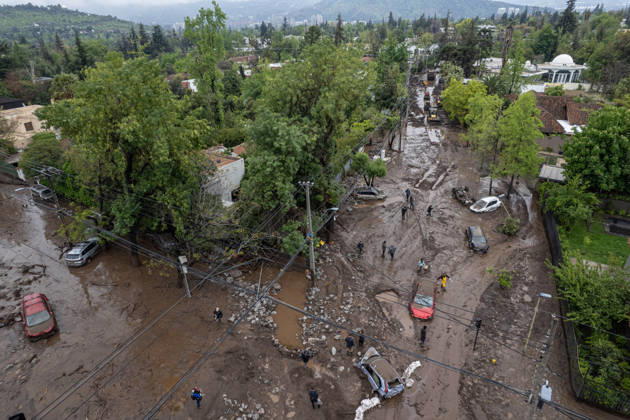 Cleanup operations begin after a mudslide in Santiago SANTIAGO, CHILE - OCTOBER 9: Cars covered in mud following a torrent of mud, water, and rocks that struck the affluent Las Condes district of Santiago, Chile, on October 9, 2026. The mudslides, which occurred on Thursday, October 8, swept cars through the streets, flooded homes, and forced residents to evacuate. Authorities reported that at least six people were injured, while President Jose Antonio Kast declared a state of catastrophe in Las Condes. Lucas Aguayo Araos Anadolu Santiago Chile. Editorial use only. Please get in touch for any other usage. Copyright: x2026xAnadoluxLucasxAguayoxAraosx