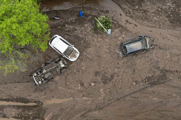 Cleanup operations begin after a mudslide in Santiago SANTIAGO, CHILE - OCTOBER 9: Cars covered in mud following a torrent of mud, water, and rocks that struck the affluent Las Condes district of Santiago, Chile, on October 9, 2026. The mudslides, which occurred on Thursday, October 8, swept cars through the streets, flooded homes, and forced residents to evacuate. Authorities reported that at least six people were injured, while President Jose Antonio Kast declared a state of catastrophe in Las Condes. Lucas Aguayo Araos Anadolu Santiago Chile. Editorial use only. Please get in touch for any other usage. Copyright: x2026xAnadoluxLucasxAguayoxAraosx