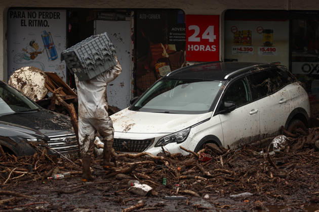 Cleanup operations begin after a mudslide in Santiago SANTIAGO, CHILE - OCTOBER 9: People work to clear mud following a mudslide that affected the affluent district of Las Condes in Santiago, Chile, on October 9, 2026. The mudslides, which occurred on Thursday, October 8, swept cars through the streets, flooded homes, and forced residents to evacuate. Authorities reported that at least six people were injured, while President Jose Antonio Kast declared a state of catastrophe in Las Condes. Lucas Aguayo Araos Anadolu Santiago Chile. Editorial use only. Please get in touch for any other usage. Copyright: x2026xAnadoluxLucasxAguayoxAraosx