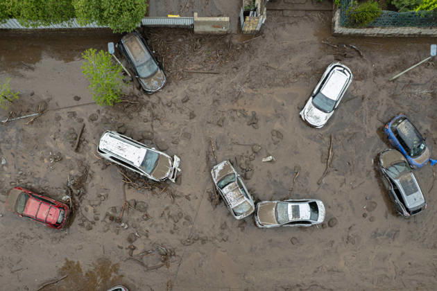 Cleanup operations begin after a mudslide in Santiago SANTIAGO, CHILE - OCTOBER 9: Cars covered in mud following a torrent of mud, water, and rocks that struck the affluent Las Condes district of Santiago, Chile, on October 9, 2026. The mudslides, which occurred on Thursday, October 8, swept cars through the streets, flooded homes, and forced residents to evacuate. Authorities reported that at least six people were injured, while President Jose Antonio Kast declared a state of catastrophe in Las Condes. Lucas Aguayo Araos Anadolu Santiago Chile. Editorial use only. Please get in touch for any other usage. Copyright: x2026xAnadoluxLucasxAguayoxAraosx