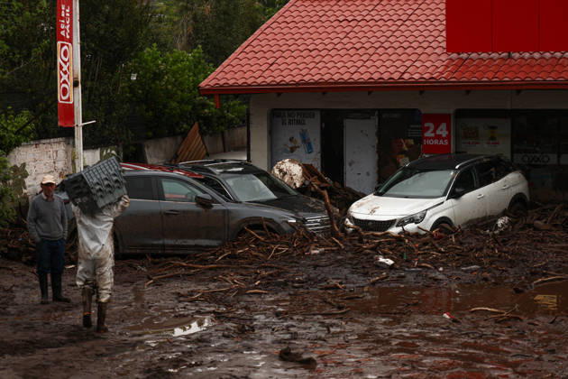 Cleanup operations begin after a mudslide in Santiago SANTIAGO, CHILE - OCTOBER 9: People work to clear mud following a mudslide that affected the affluent district of Las Condes in Santiago, Chile, on October 9, 2026. The mudslides, which occurred on Thursday, October 8, swept cars through the streets, flooded homes, and forced residents to evacuate. Authorities reported that at least six people were injured, while President Jose Antonio Kast declared a state of catastrophe in Las Condes. Lucas Aguayo Araos Anadolu Santiago Chile. Editorial use only. Please get in touch for any other usage. Copyright: x2026xAnadoluxLucasxAguayoxAraosx