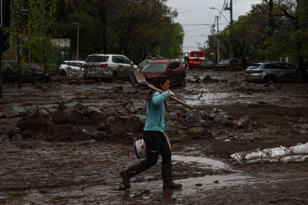 Cleanup operations begin after a mudslide in Santiago SANTIAGO, CHILE - OCTOBER 9: People work to clear mud following a mudslide that affected the affluent district of Las Condes in Santiago, Chile, on October 9, 2026. The mudslides, which occurred on Thursday, October 8, swept cars through the streets, flooded homes, and forced residents to evacuate. Authorities reported that at least six people were injured, while President Jose Antonio Kast declared a state of catastrophe in Las Condes. Lucas Aguayo Araos Anadolu Santiago Chile. Editorial use only. Please get in touch for any other usage. Copyright: x2026xAnadoluxLucasxAguayoxAraosx