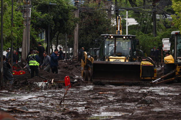 Cleanup operations begin after a mudslide in Santiago SANTIAGO, CHILE - OCTOBER 9: Heavy machinery works to clear mud following a mudslide that struck the affluent district of Las Condes in Santiago, Chile, on October 9, 2026. The mudslides, which occurred on Thursday, October 8, swept cars through the streets, flooded homes, and forced residents to evacuate. Authorities reported that at least six people were injured, while President Jose Antonio Kast declared a state of catastrophe in Las Condes. Lucas Aguayo Araos Anadolu Santiago Chile. Editorial use only. Please get in touch for any other usage. Copyright: x2026xAnadoluxLucasxAguayoxAraosx
