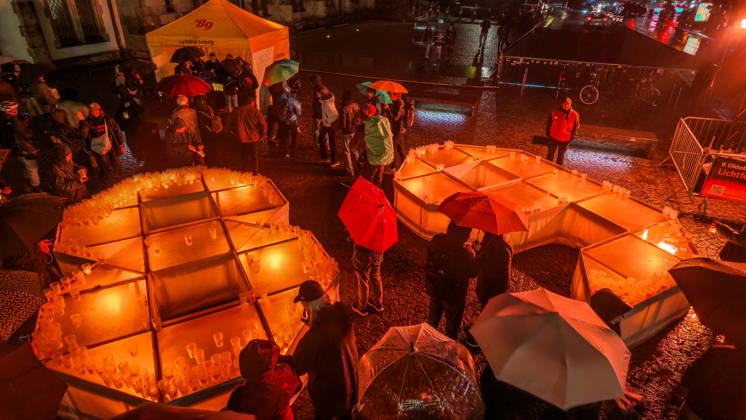 Seit 2009 findet in Leipzig zur Erinnerung an die Montagsdemonstrationen im Jahr 1989 am 9. Oktober das Lichtfest statt. Licht und Kunstinstallationen illuminieren die Stadt, menschen laufen mit Kerzen durch die Stadt. Lichtfest 2026