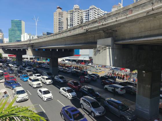 (261009) -- PANAMA CITY, Oct. 9, 2026 -- Vehicles run at a street following an earthquake in Panama City, Panama, Oct. 9, 2026. A major earthquake struck Panama on Friday. ) PANAMA-PANAMA CITY-EARTHQUAKE LixJiaxu 