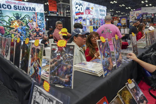 Photograph of people looking at comics during the Comic Con 2026 at the Javits Center in New York, United States, 09 October 2026. Comic Con 2026 in New York !ACHTUNG: NUR REDAKTIONELLE NUTZUNG!  Copyright: xAngelxColmenaresx AME4581 20261009-55021640592_1