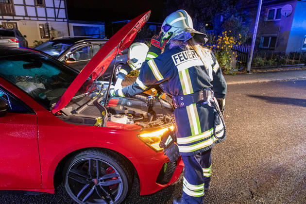 261009UnfallKönigswalde News ID: EN 2026-10-09 PKW kollidierten miteinander frontal zwei Verletzte Königswalde. Auf der Lindenstraße hat sich am Freitagabend ein Verkehrsunfall mit zwei PKW ereignet. Aus noch ungeklärter Ursache kollidierten gegen 21:30 Uhr ein Audi und ein VW, in einer Doppelkurve. Bei dem Unfall wurden ersten Informationen zu Folge, zwei Personen verletzt. Beide kamen jeweils mit einem Rettungswagen in ein Krankenhaus. Zwei weitere Personen blieben ersten Angaben zu Folge, unverletzt. Neben zwei Rettungswagen, einem Notarzt und der Polizei, kamen auch 20 Einsatzkräfte der Feuerwehr Königswalde sowie der diensthabende Kreisbrandmeister zum Einsatz. Diese unterstützten den Rettungsdienst, sicherten die Unfallste