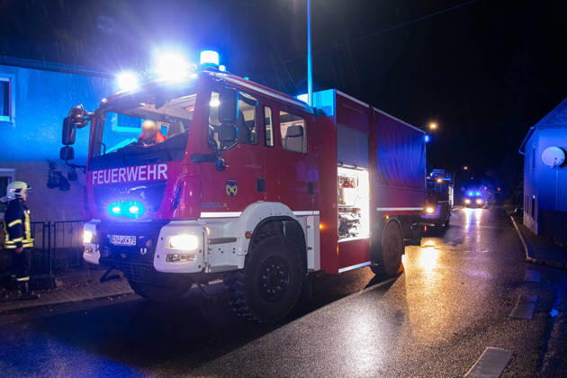 261009UnfallKönigswalde News ID: EN 2026-10-09 PKW kollidierten miteinander frontal zwei Verletzte Königswalde. Auf der Lindenstraße hat sich am Freitagabend ein Verkehrsunfall mit zwei PKW ereignet. Aus noch ungeklärter Ursache kollidierten gegen 21:30 Uhr ein Audi und ein VW, in einer Doppelkurve. Bei dem Unfall wurden ersten Informationen zu Folge, zwei Personen verletzt. Beide kamen jeweils mit einem Rettungswagen in ein Krankenhaus. Zwei weitere Personen blieben ersten Angaben zu Folge, unverletzt. Neben zwei Rettungswagen, einem Notarzt und der Polizei, kamen auch 20 Einsatzkräfte der Feuerwehr Königswalde sowie der diensthabende Kreisbrandmeister zum Einsatz. Diese unterstützten den Rettungsdienst, sicherten die Unfallste
