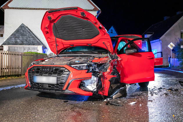 261009UnfallKönigswalde News ID: EN 2026-10-09 PKW kollidierten miteinander frontal zwei Verletzte Königswalde. Auf der Lindenstraße hat sich am Freitagabend ein Verkehrsunfall mit zwei PKW ereignet. Aus noch ungeklärter Ursache kollidierten gegen 21:30 Uhr ein Audi und ein VW, in einer Doppelkurve. Bei dem Unfall wurden ersten Informationen zu Folge, zwei Personen verletzt. Beide kamen jeweils mit einem Rettungswagen in ein Krankenhaus. Zwei weitere Personen blieben ersten Angaben zu Folge, unverletzt. Neben zwei Rettungswagen, einem Notarzt und der Polizei, kamen auch 20 Einsatzkräfte der Feuerwehr Königswalde sowie der diensthabende Kreisbrandmeister zum Einsatz. Diese unterstützten den Rettungsdienst, sicherten die Unfallste