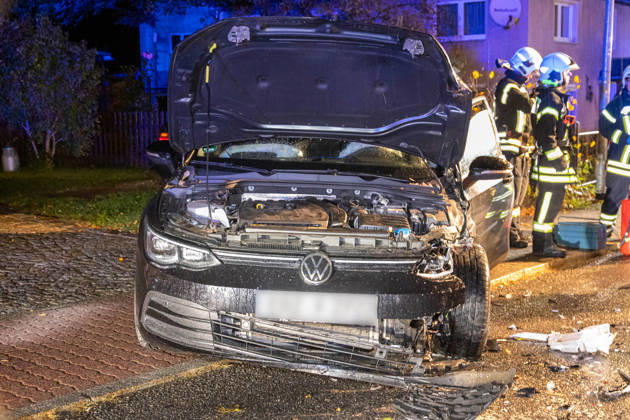 261009UnfallKönigswalde News ID: EN 2026-10-09 PKW kollidierten miteinander frontal zwei Verletzte Königswalde. Auf der Lindenstraße hat sich am Freitagabend ein Verkehrsunfall mit zwei PKW ereignet. Aus noch ungeklärter Ursache kollidierten gegen 21:30 Uhr ein Audi und ein VW, in einer Doppelkurve. Bei dem Unfall wurden ersten Informationen zu Folge, zwei Personen verletzt. Beide kamen jeweils mit einem Rettungswagen in ein Krankenhaus. Zwei weitere Personen blieben ersten Angaben zu Folge, unverletzt. Neben zwei Rettungswagen, einem Notarzt und der Polizei, kamen auch 20 Einsatzkräfte der Feuerwehr Königswalde sowie der diensthabende Kreisbrandmeister zum Einsatz. Diese unterstützten den Rettungsdienst, sicherten die Unfallste
