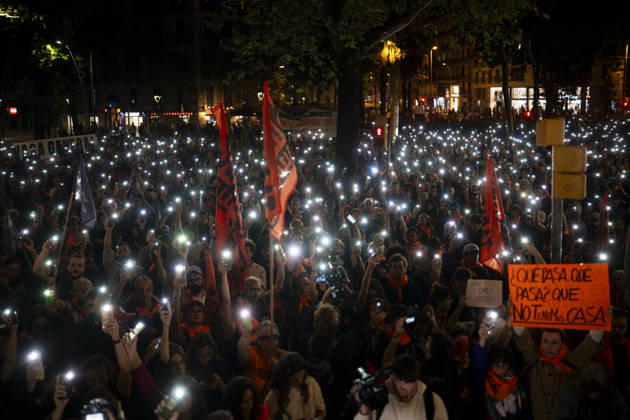 Demonstration by the Socialist Housing Union of Catalonia: Hundreds of people at a rally organized by the Tenants’ Union, the Socialist Housing Union of Catalonia, and COSHAC, under the slogan For Olga and Maricarmen: The Housing Industry Kills, on October 9, 2026, in Barcelona, Catalonia, Spain OCTOBER 9, 2026 CATALONIA HOUSING PROTEST RENTERS’ UNION Lorena Sopê Barcelona Catalonia Barcelona Catalonia Spain  Copyright: xLorenaxSopÃªnax 7833450