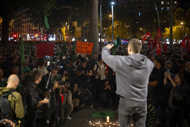 Demonstration by the Socialist Housing Union of Catalonia: Hundreds of people at a rally organized by the Tenants’ Union, the Socialist Housing Union of Catalonia, and COSHAC under the slogan For Olga and Maricarmen: The Housing Industry Kills, on October 9, 2026, in Barcelona, Catalonia, Spain OCTOBER 9, 2026 CATALONIA HOUSING PROTEST UNION RENTERS Lorena Sopê Barcelona Catalonia Barcelona Catalonia Spain  Copyright: xLorenaxSopÃªnax 7833446