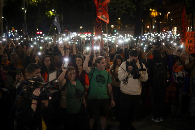 Demonstration by the Socialist Housing Union of Catalonia: Hundreds of people at a rally organized by the Tenants’ Union, the Socialist Housing Union of Catalonia, and COSHAC under the slogan For Olga and Maricarmen: The Housing Industry Kills, on October 9, 2026, in Barcelona, Catalonia, Spain OCTOBER 9, 2026 CATALONIA HOUSING PROTEST UNION RENTERS Lorena Sopê Barcelona Catalonia Barcelona Catalonia Spain  Copyright: xLorenaxSopÃªnax 7833448