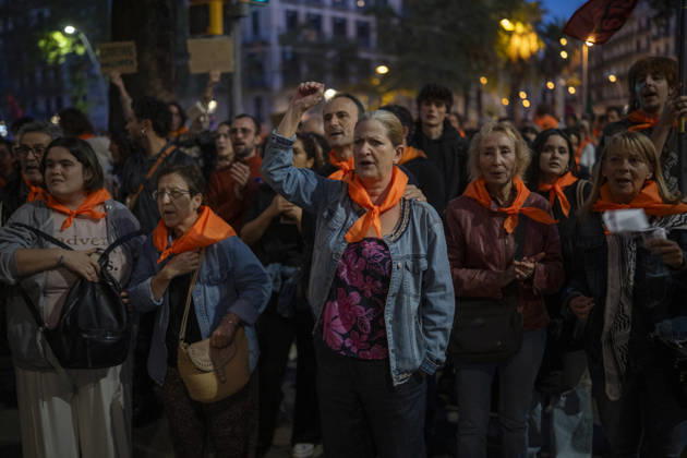 Demonstration by the Socialist Housing Union of Catalonia: Dozens of people at a rally organized by the Tenants’ Union, the Socialist Housing Union of Catalonia, and COSHAC under the slogan For Olga and Maricarmen: The Housing Industry Kills, on October 9, 2026, in Barcelona, Catalonia, Spain OCTOBER 9, 2026 CATALONIA HOUSING PROTEST RENTERS’ UNION Lorena Sopê Barcelona Catalonia Barcelona Catalonia Spain  Copyright: xLorenaxSopÃªnax 7833455