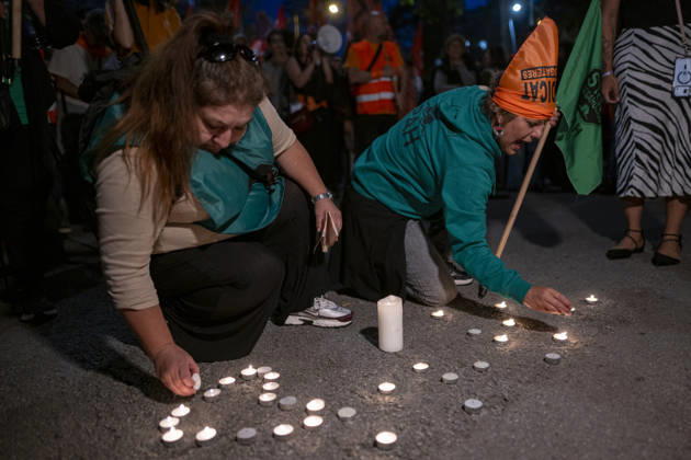 Demonstration by the Socialist Housing Union of Catalonia: Several people light candles during a rally organized by the Tenants’ Union, the Socialist Housing Union of Catalonia, and COSHAC, under the slogan For Olga and Maricarmen: The Housing Industry Kills, on October 9, 2026, in Barcelona, Catalonia, Spain OCTOBER 9, 2026 CATALONIA HOUSING PROTEST UNION RENT TENANTS CANDLES Lorena Sopê Barcelona Catalonia Barcelona Catalonia Spain  Copyright: xLorenaxSopÃªnax 7833456