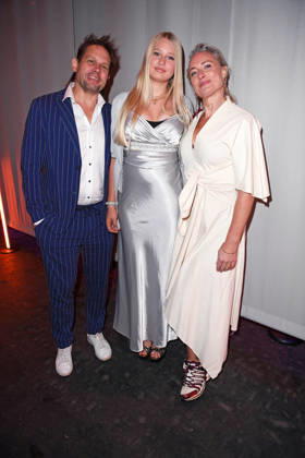 Eva Mona Rodekirchen mit Ehemann Björn Geske und Tochter Martha Geske bei der KINDERSCHUTZENGEL E.V. GALA 2026 im Spindler & Klatt in Berlin am 09.10.2026