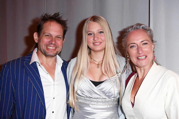 Eva Mona Rodekirchen mit Ehemann Björn Geske und Tochter Martha Geske bei der KINDERSCHUTZENGEL E.V. GALA 2026 im Spindler & Klatt in Berlin am 09.10.2026