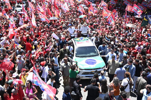 (261009) -- BRASILIA, Oct. 9, 2026 -- Brazilian President Luiz Inacio Lula da Silva, presidential candidate of Brazil s ruling Workers Party, greets supporters at a presidential election runoff campaign in Brasilia, Brazil, Oct. 9, 2026. ) BRAZIL-BRASILIA-ELECTION RUNOFF-LULA LucioxTavora 