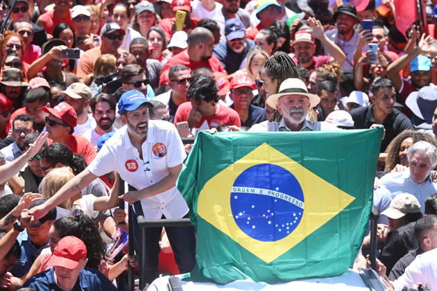 (261009) -- BRASILIA, Oct. 9, 2026 -- Brazilian President Luiz Inacio Lula da Silva (R), presidential candidate of Brazil s ruling Workers Party, holds a Brazilian flag at a presidential election runoff campaign in Brasilia, Brazil, Oct. 9, 2026. ) BRAZIL-BRASILIA-ELECTION RUNOFF-LULA LucioxTavora 