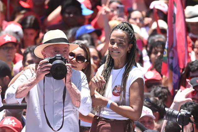 (261009) -- BRASILIA, Oct. 9, 2026 -- Brazilian President Luiz Inacio Lula da Silva, presidential candidate of Brazil s ruling Workers Party, holds a camera at a presidential election runoff campaign in Brasilia, Brazil, Oct. 9, 2026. ) BRAZIL-BRASILIA-ELECTION RUNOFF-LULA LucioxTavora 