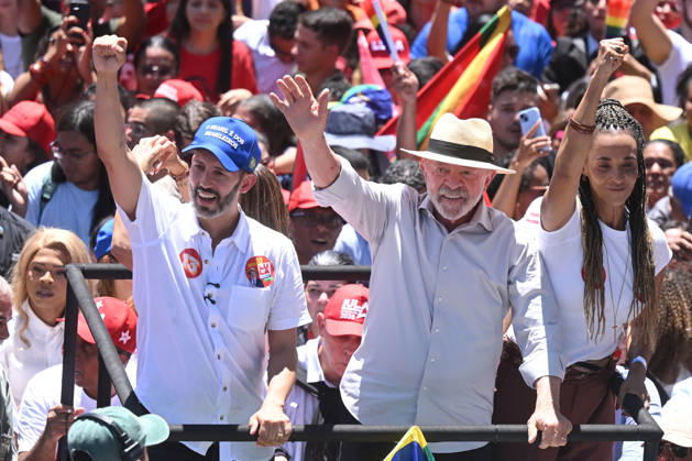 (261009) -- BRASILIA, Oct. 9, 2026 -- Brazilian President Luiz Inacio Lula da Silva (C), presidential candidate of Brazil s ruling Workers Party, greets supporters at a presidential election runoff campaign in Brasilia, Brazil, Oct. 9, 2026. ) BRAZIL-BRASILIA-ELECTION RUNOFF-LULA LucioxTavora 